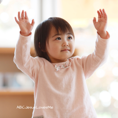 Toddler raising arms for "so big"